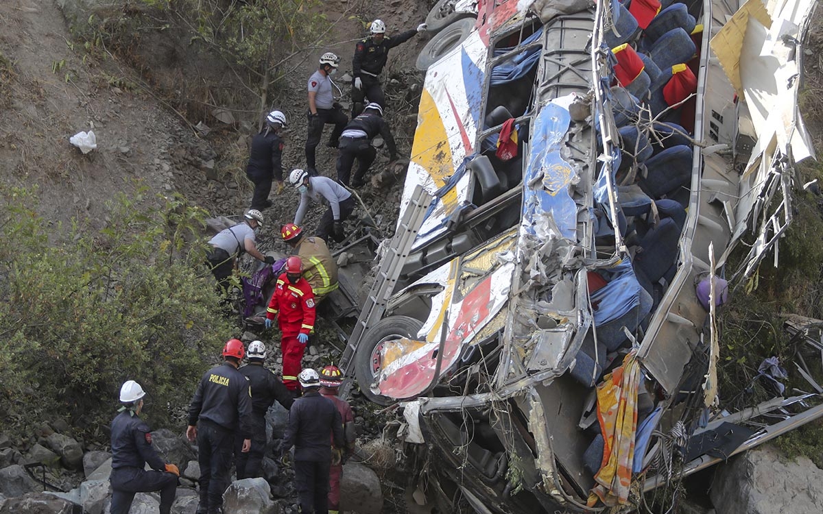 Autobús se estrella y cae a un barranco en Perú; hay 33 muertos