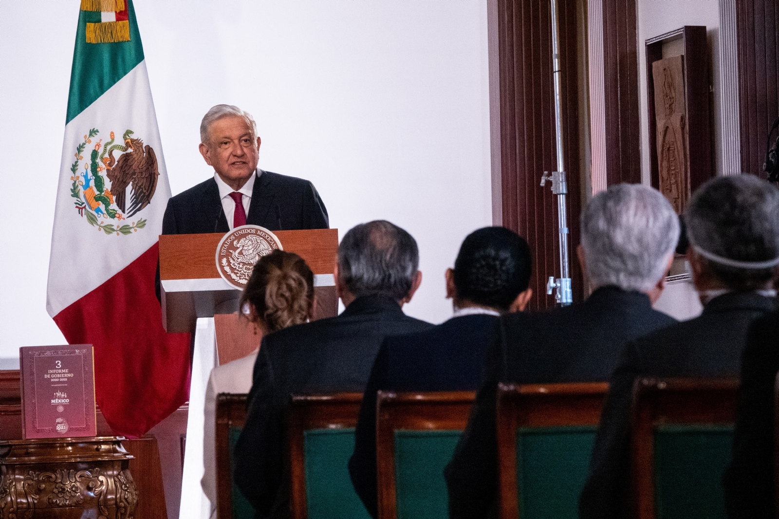 Descentralizar el Gobierno Federal y conocer toda la verdad sobre Ayotzinapa: AMLO