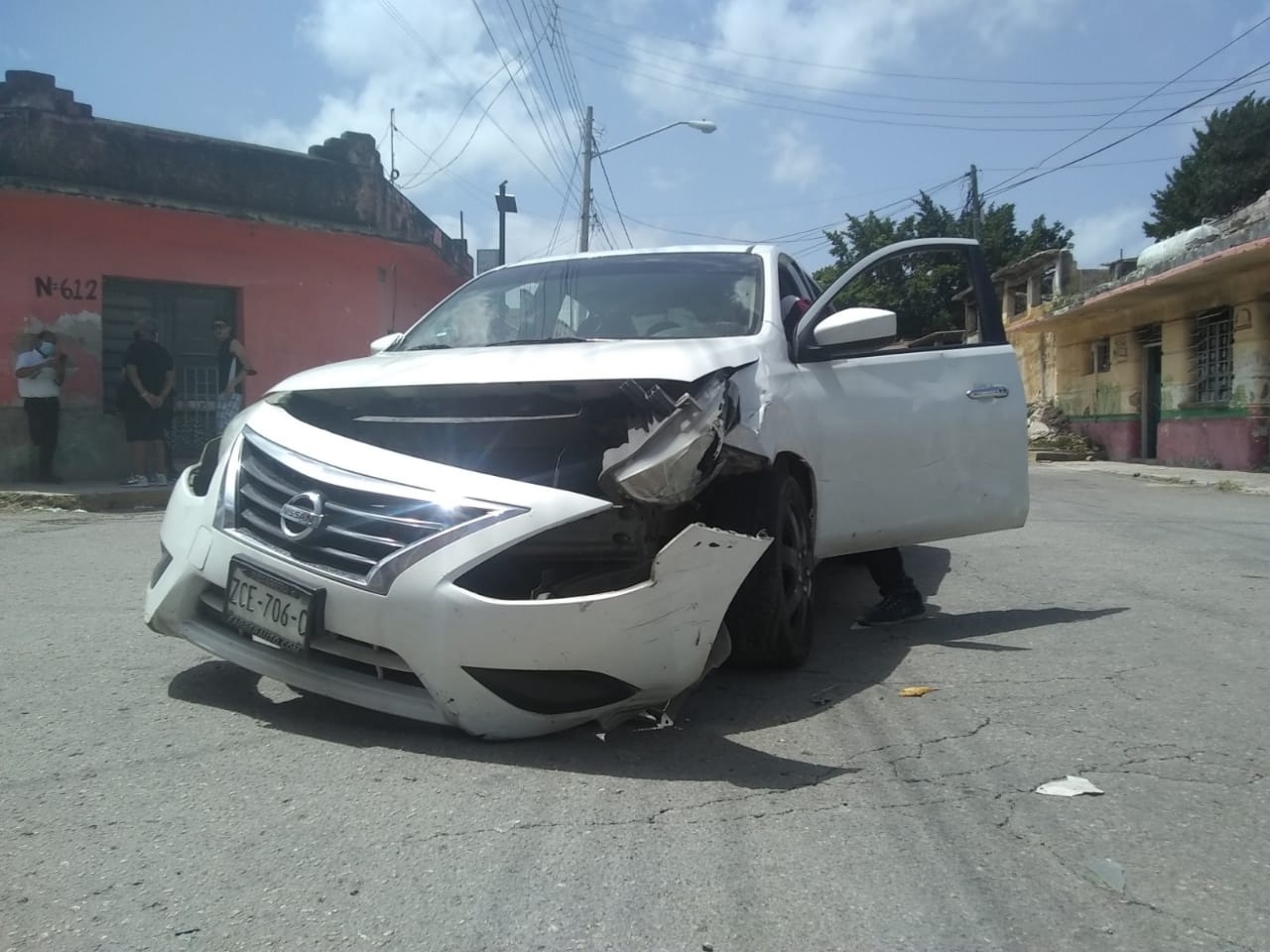 Choque en el Centro de Mérida; conductor se "lleva" el alto