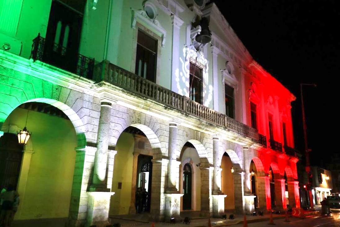 Para no dejar pasar inadvertidas las celebraciones patrias, iluminaron el palacio con los colores de la bandera del país