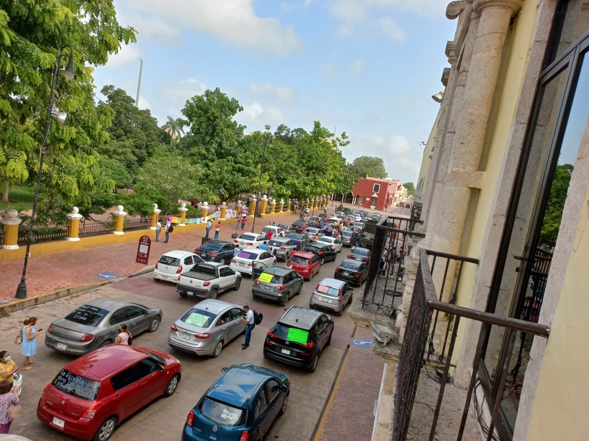 Maestros de Valladolid se manifiestan frente al Palacio Municipal