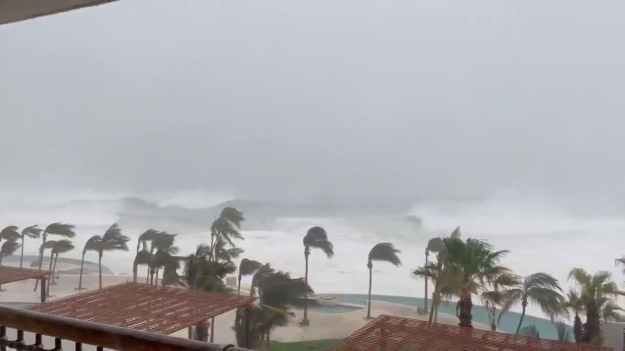 Huracán Olaf mantiene Categoría 1 frente a Baja California Sur: EN VIVO