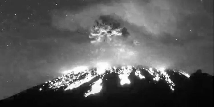 Volcán Popocatépetl lanza fumarola y fragmentos incandescentes tras explosión: VIDEO