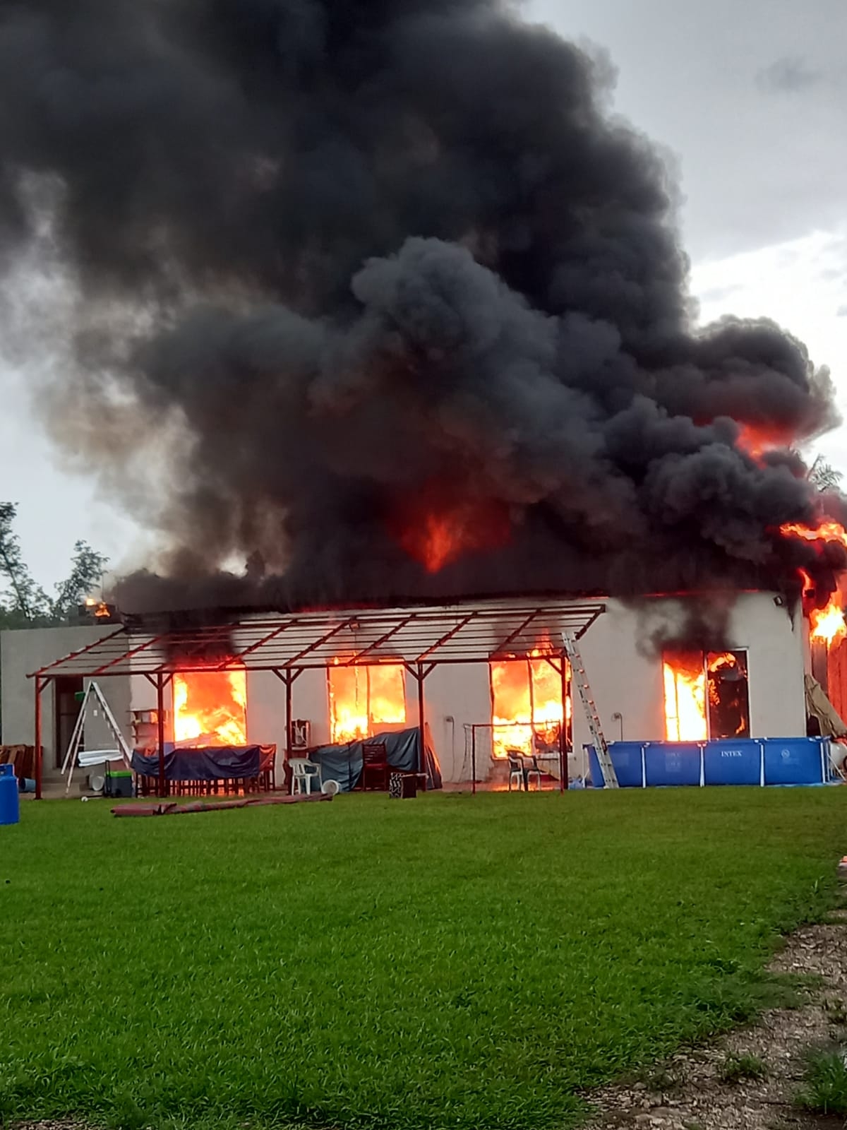 El establecimiento incendiado se localiza en el kilómetro 4.5 de la carretera transversal en Cozumel