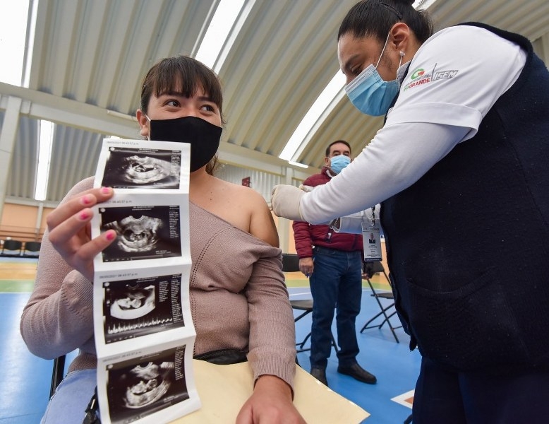 Algunas mujeres embarazadas temen vacunarse contra el COVID debido a las supuestas reacciones que tienen, indicó un especialista