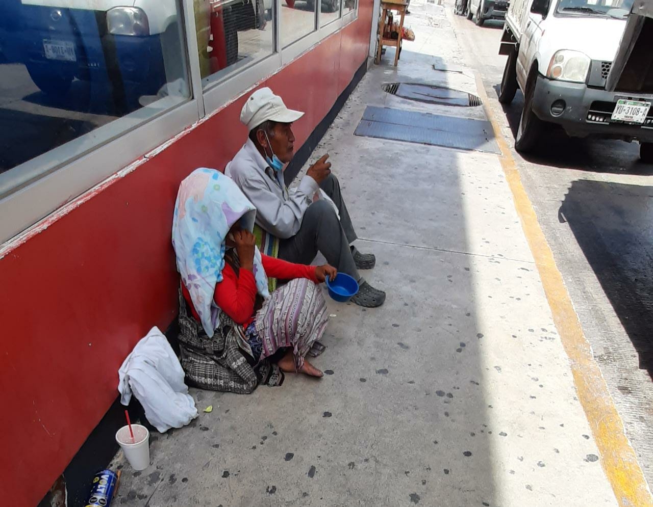 En algunas calles y comercios de Playa del Carmen se observan abuelitos pidiendo caridad o comida