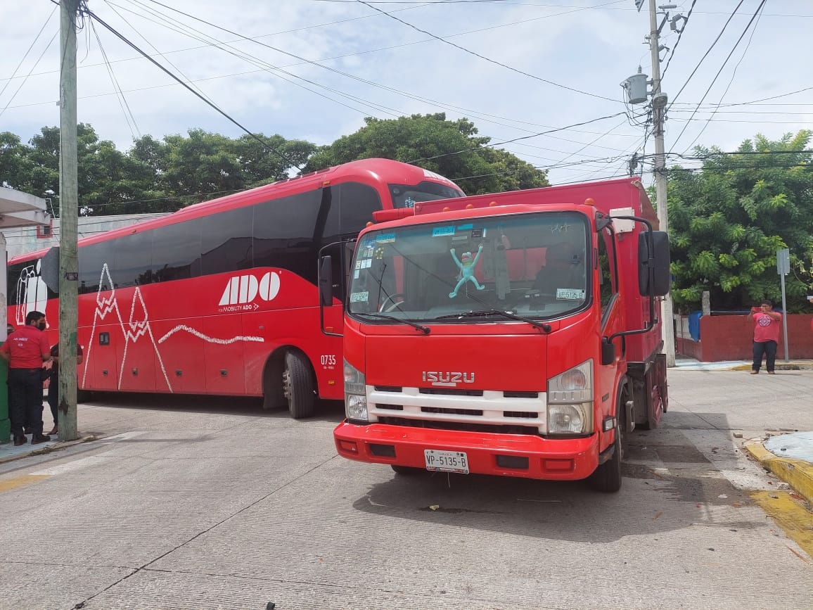 ADO choca contra un camión repartidor de helados Holanda en Ciudad del Carmen