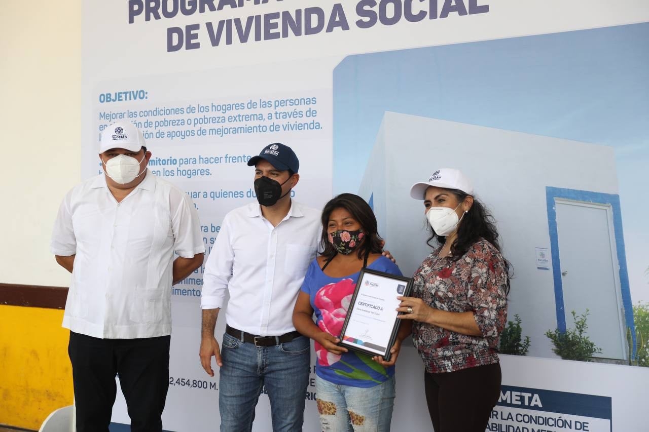 Mauricio Vila entrega apoyos de vivienda a familias de Tecoh