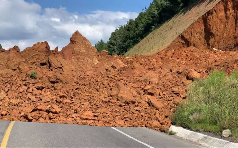 Cierran autopista Pátzcuaro-Lázaro Cárdenas tras deslave de un cerro en Michoacán