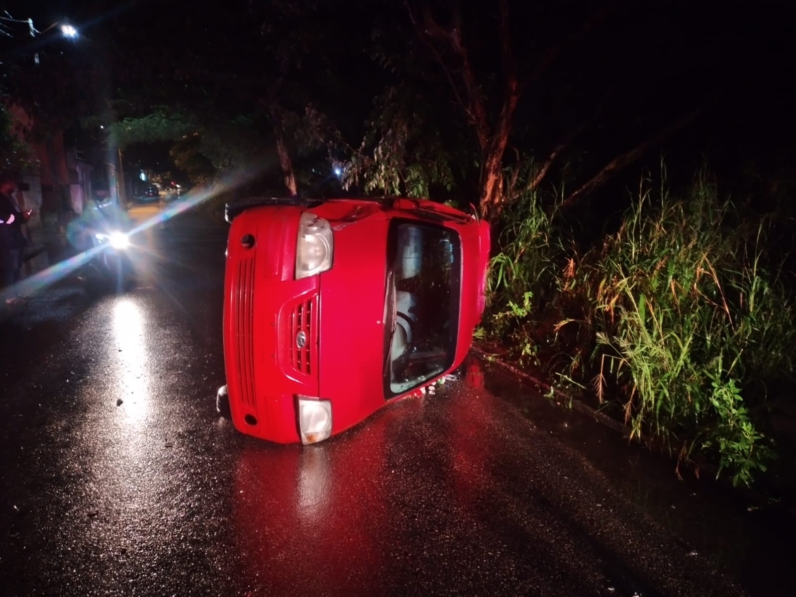 El hombre salió por la cajuela del vehículo y huyo del lugar, pero más tarde lo detuvieron