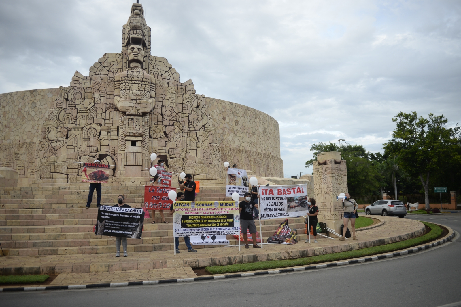 Activistas se manifiestan en el Monumento a la Patria en contra del maltrato animal