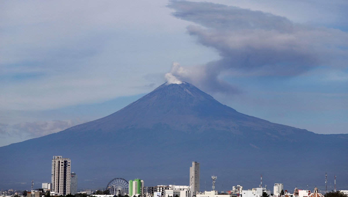 Este domingo, el semáforo volcánico permanece en color amarillo fase 2, debido a que el volcán Popocatépetl registra exhalaciones de gases y ceniza