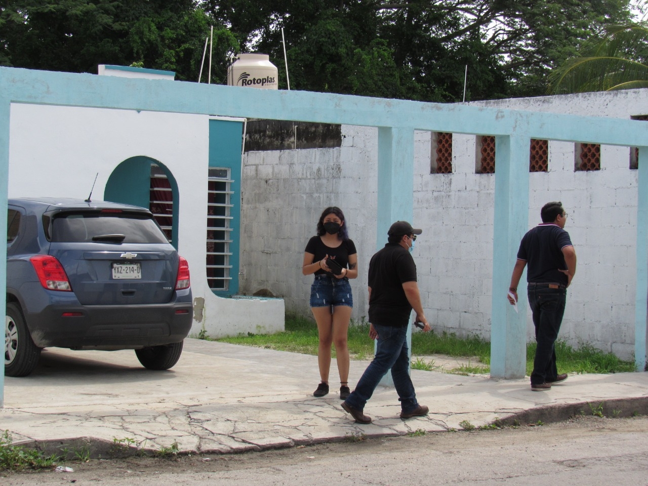 Mujer provoca dos choques y huye a esconderse en su casa en Mérida; dice ser influyente