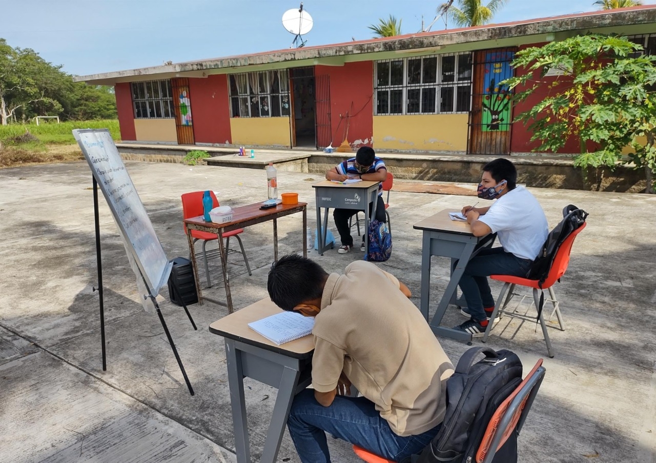 Los alumnos toman clases afuera de los salones