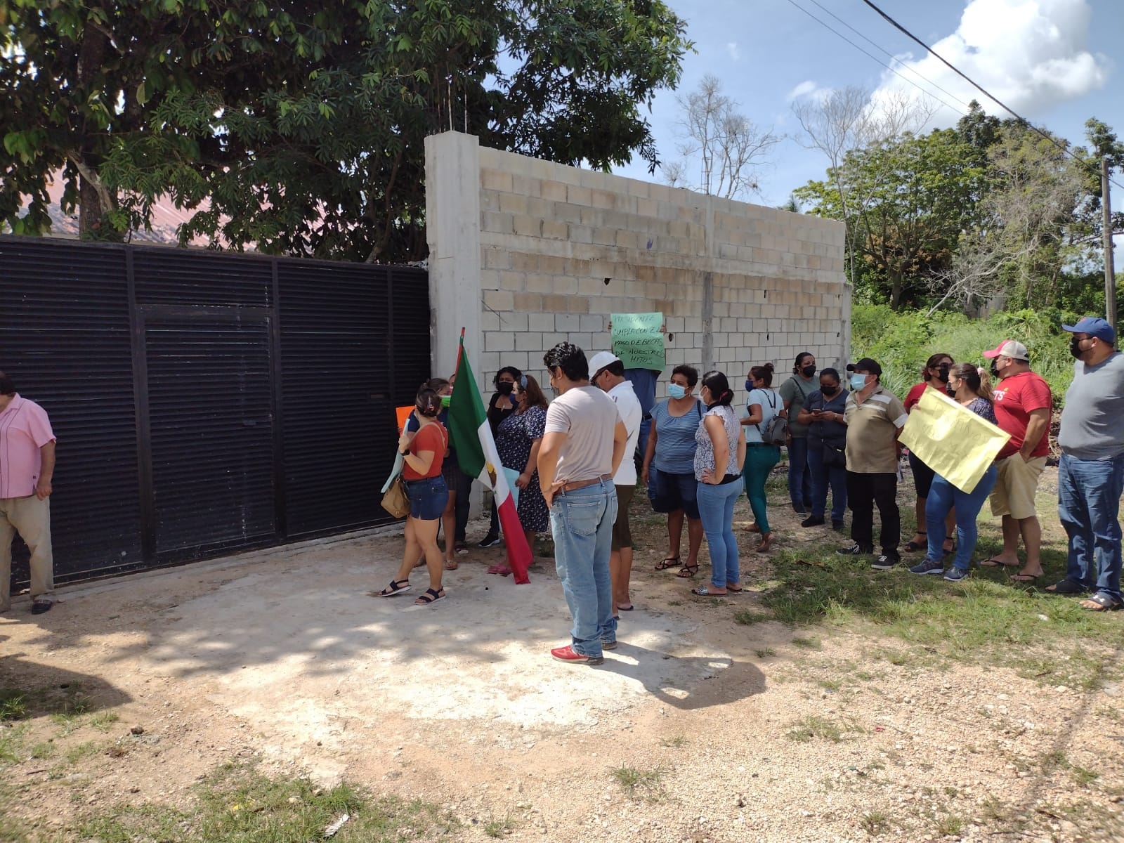 Los trabajadores iniciaron su protesta en frente del Palacio Municipal