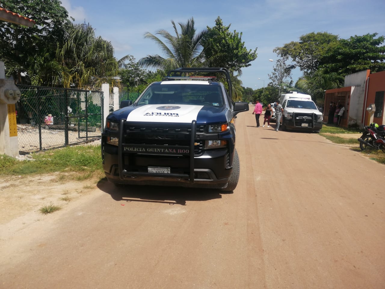 Al lugar llegaron elementos periciales, personal de la policía de Quintana Roo y agentes del Servicio Médico Forense (SEMEFO)