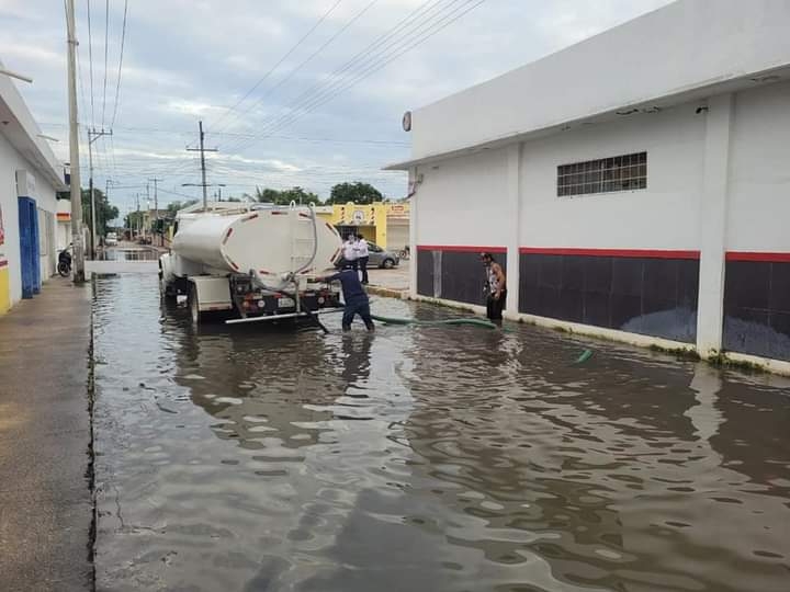 Pipas fueron usadas para sacar el agua de algunas calles; sin embargo, aún se mantiene el problema