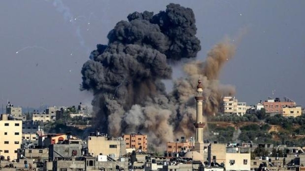 Un objetivo militar en Gaza es bombardeado por la aviación israelí.