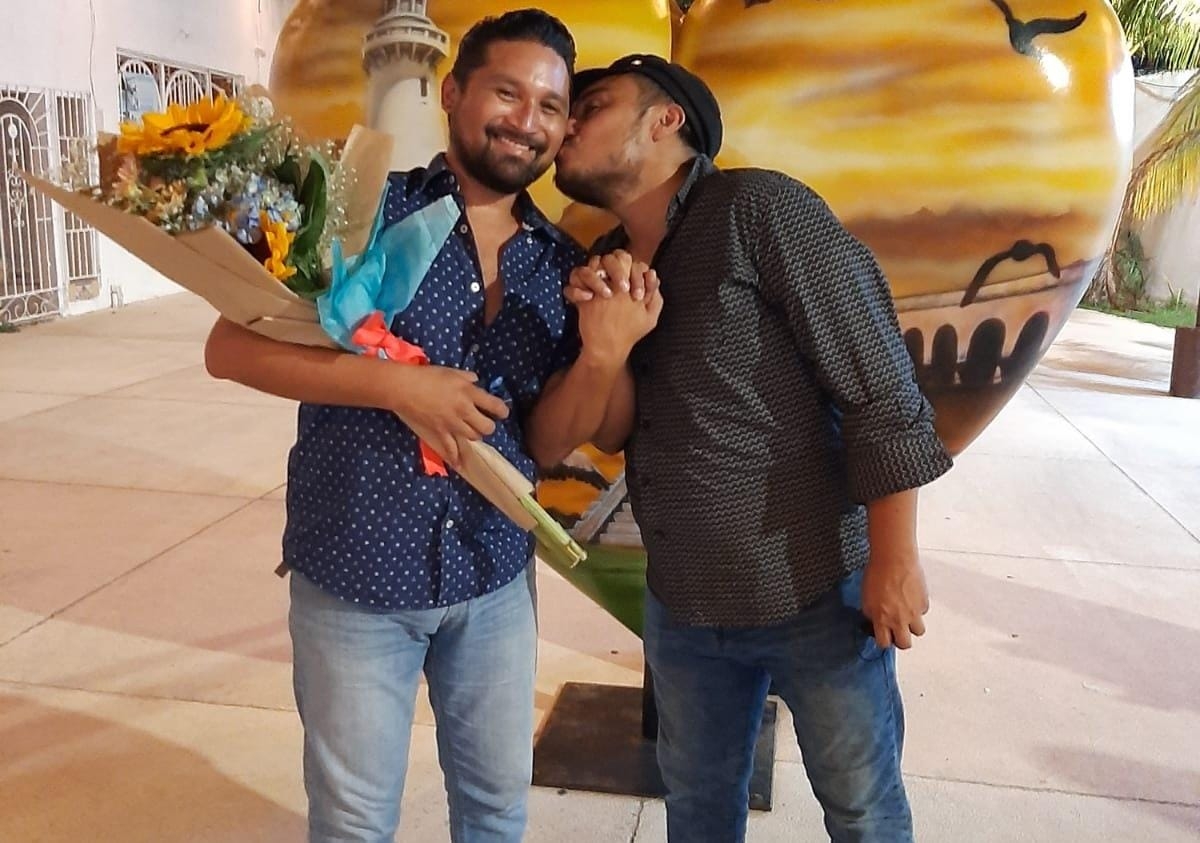 Pareja gay se da el 'sí' en Progreso, Yucatán, tras 18 años de relación