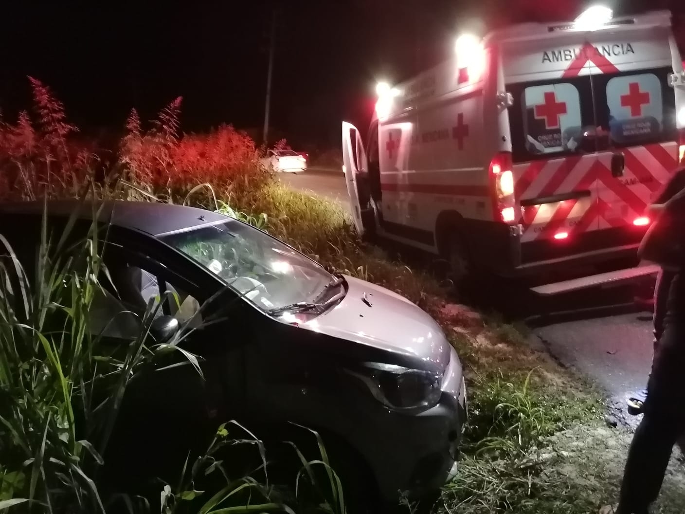 El automóvil terminó fuera de la vía tras el choque con el camión de basura en Campeche