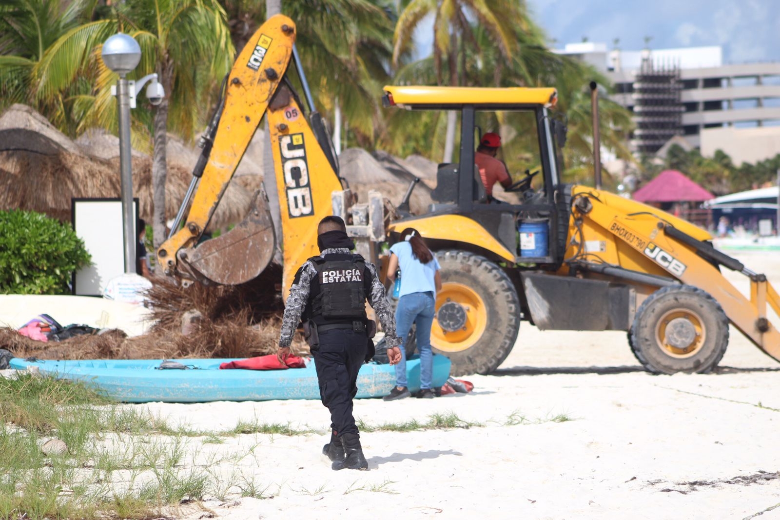 Autoridades policiacas liberan espacios públicos en Playa Langosta de Cancún