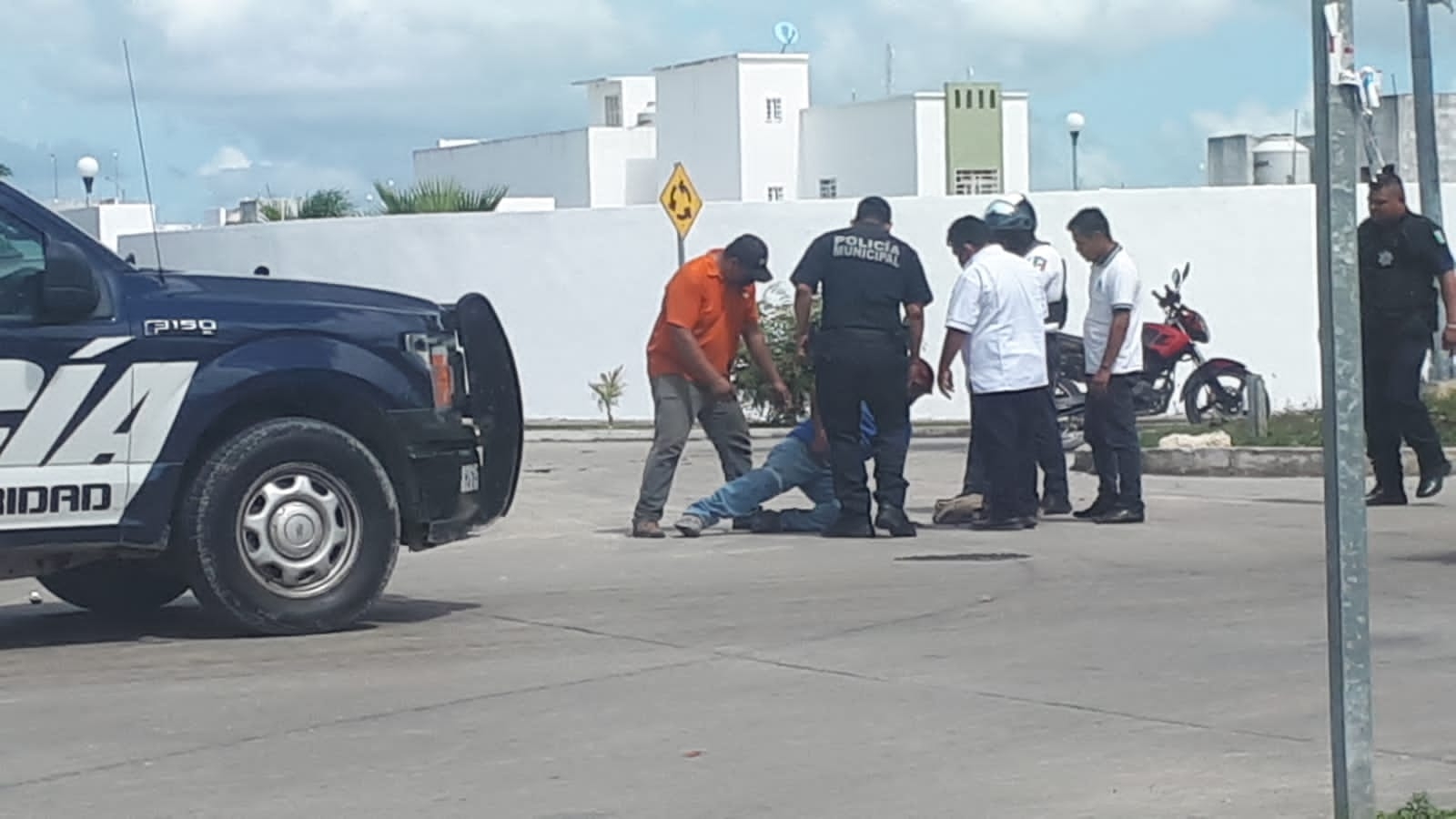 Choque entre motociclista y un automóvil deja dos lesionados en Playa del Carmen