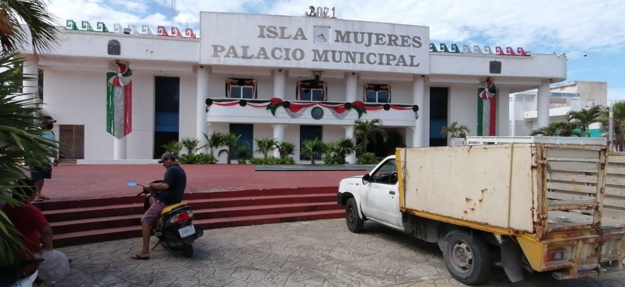 El encargado de despacho de la Presidencia Municipal de Isla Mujeres dio lectura la tercer informe de Juan Carrillo a puerta cerrada