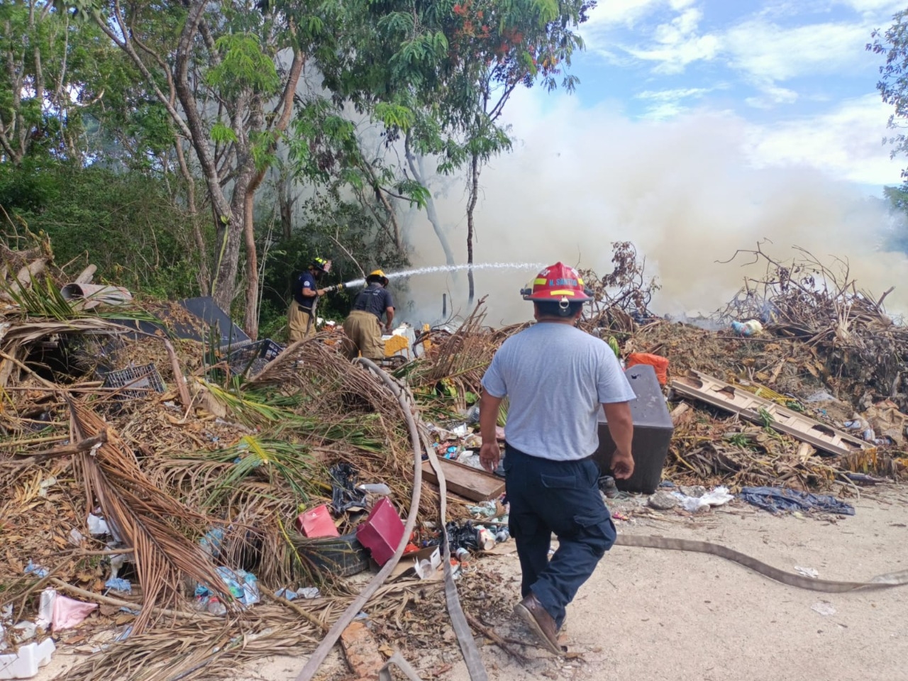 Los pobladores de Puerto Aventuras dieron aviso a los bomberos sobre el incendio en un basurero clandestino