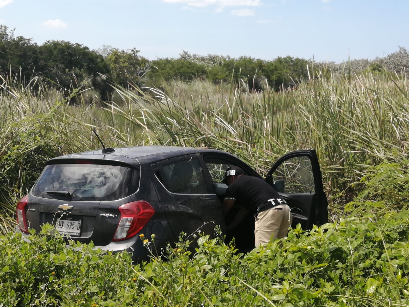 Familiares de la conductora, junto con policías municipales intentaron sacar el auto sin éxito, por lo que requirió un grúa