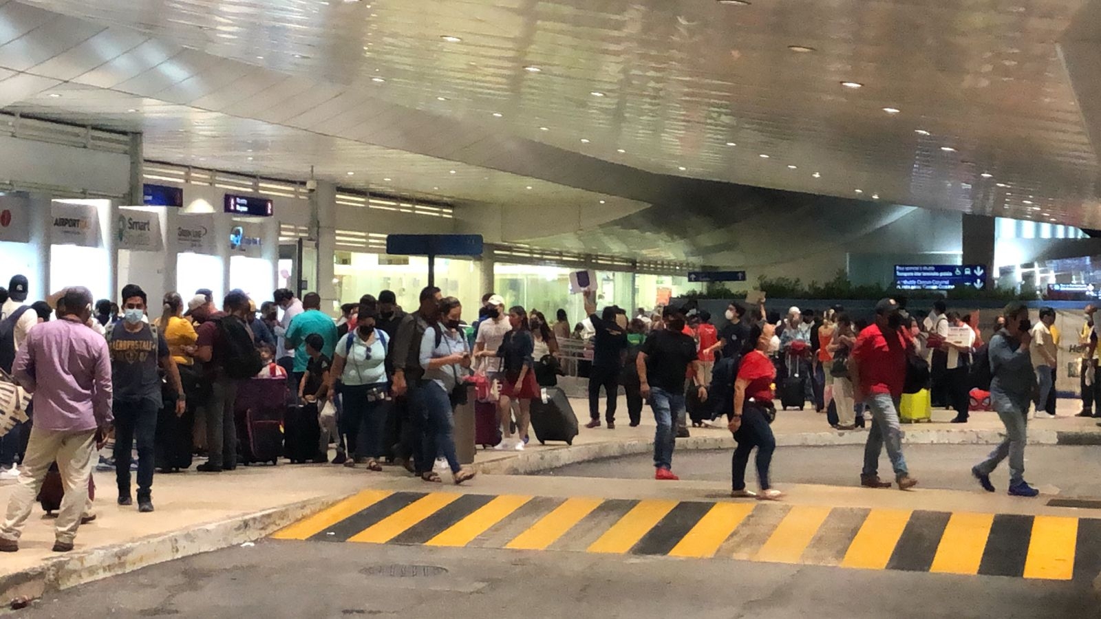 Esta noche, los pasajeros se notan impacientes por salir de la terminal dos, la cual, es para llegadas y salidas nacionales