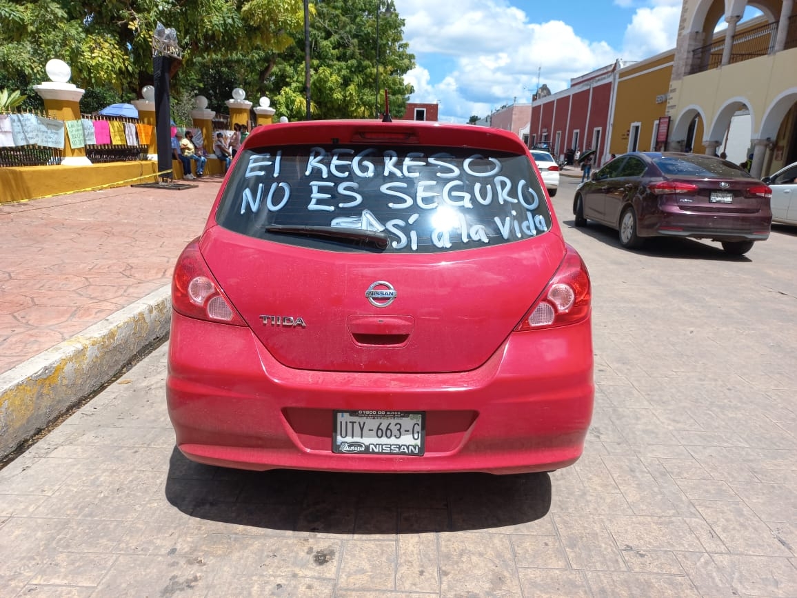 Docentes escribieron consignas en los vidrios de sus carros, entre ellas su rechazo al regreso a clases
