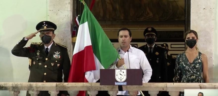 Mauricio Vila, jdesde el balcón del Palacio Municipal inicia la ceremonia del Grito de Independencia