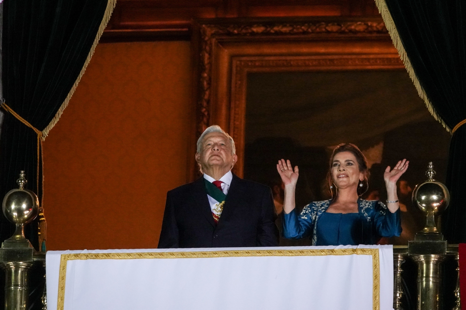 Beatriz Gutiérrez Müller lució un vestido elegante en el Grito de Independencia