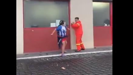 Mujer golpea a repartidor de Pizza Hut en Michoacán: VIDEO