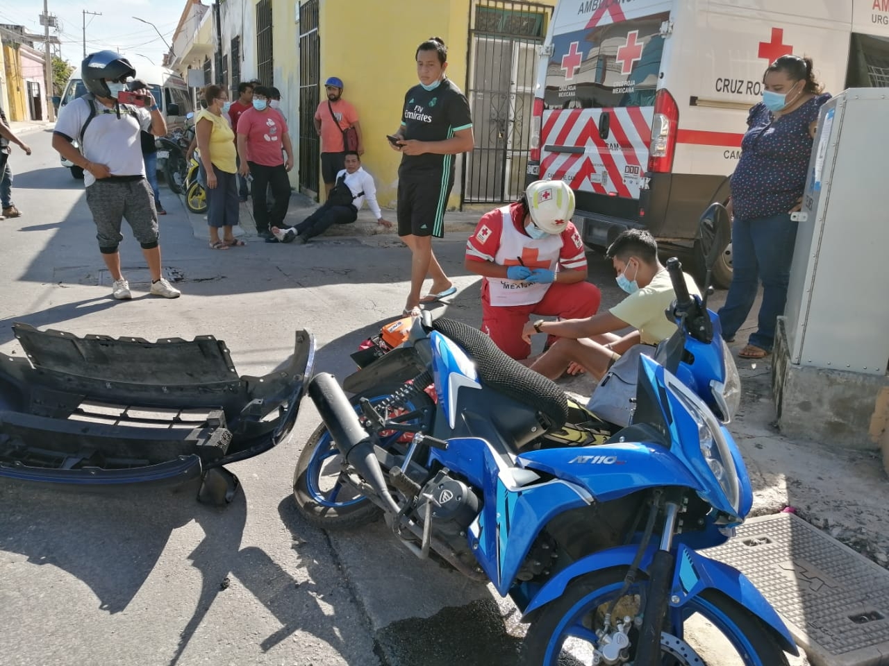 Mujer se arrepiente de darse a la fuga y regresa tras atropellar a motociclistas en Campeche