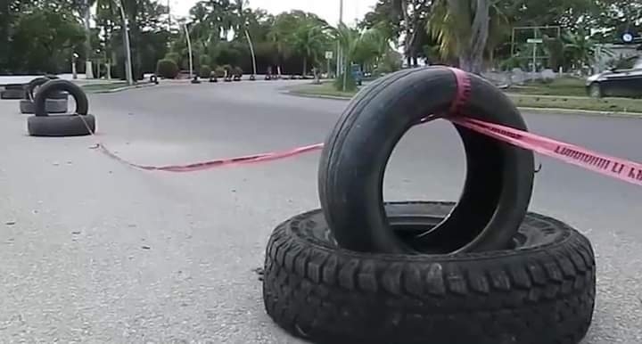 Llantas abandonadas en el Boulevard Bahía provocan criaderos de moscos en Chetumal