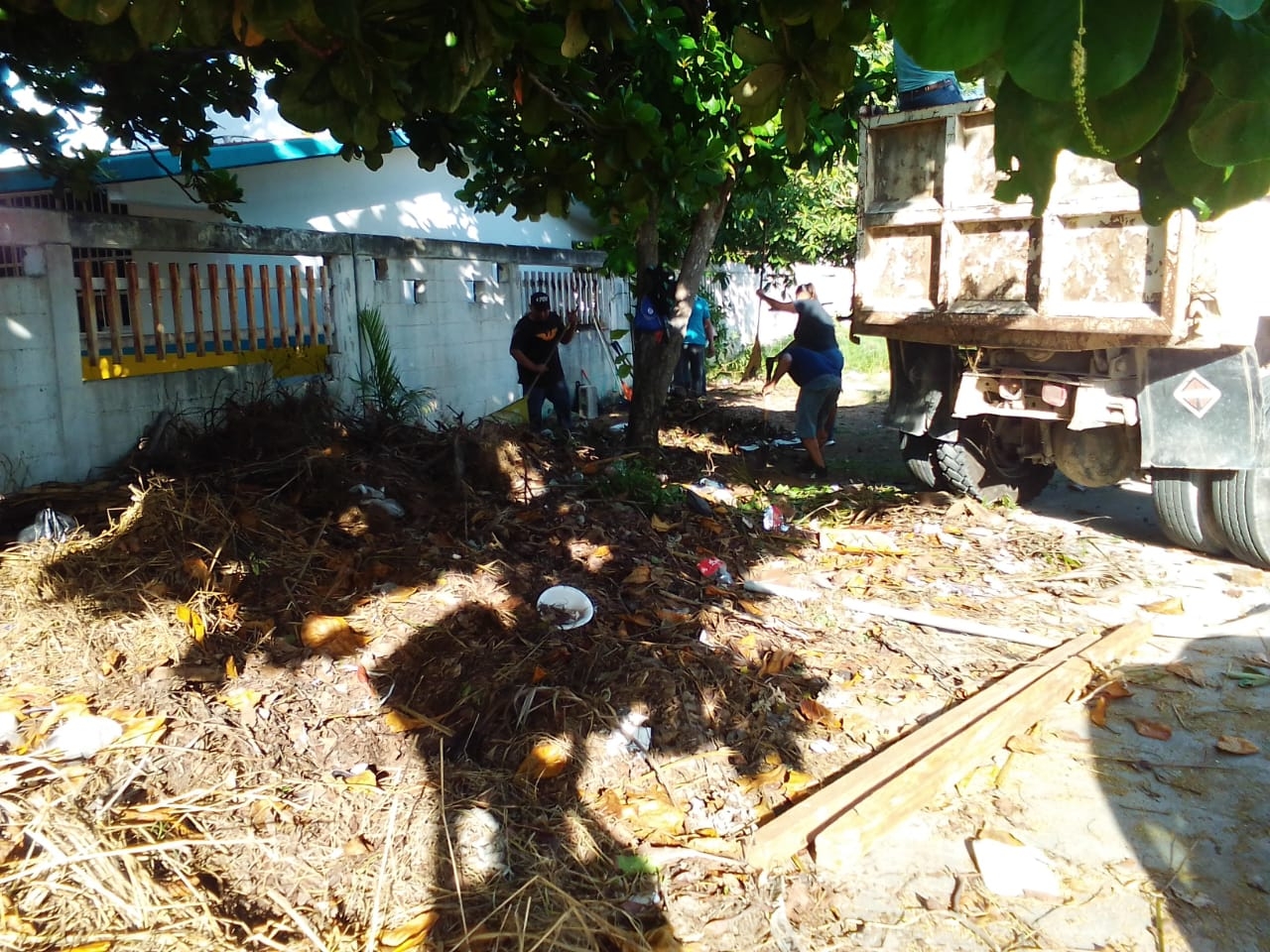 Maestros retiran más de siete toneladas de basura en escuela de Playa del Carmen