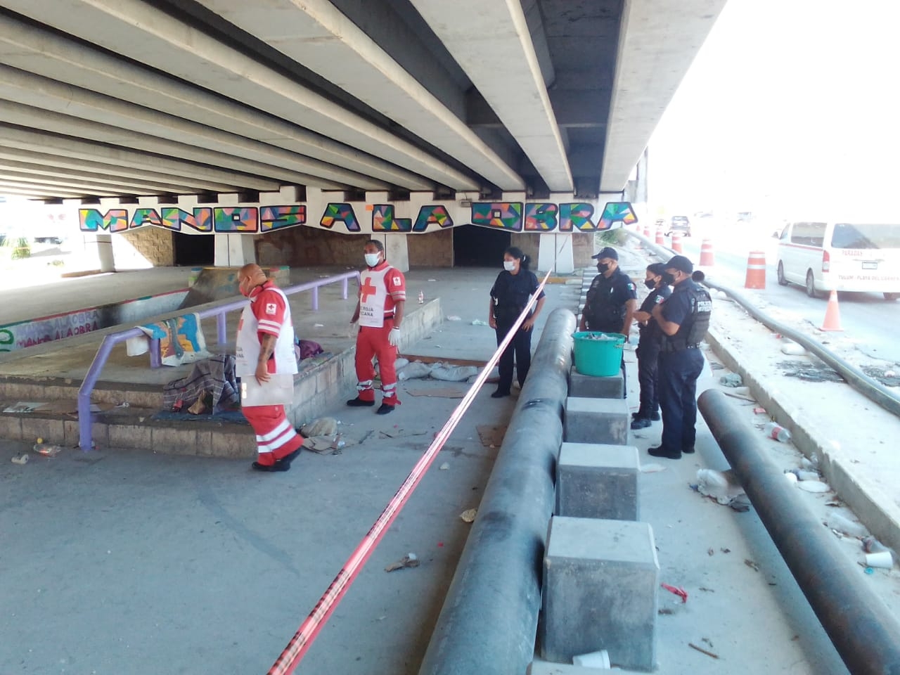 Abuelito indigente muere debajo de un puente vehicular en Playa del Carmen