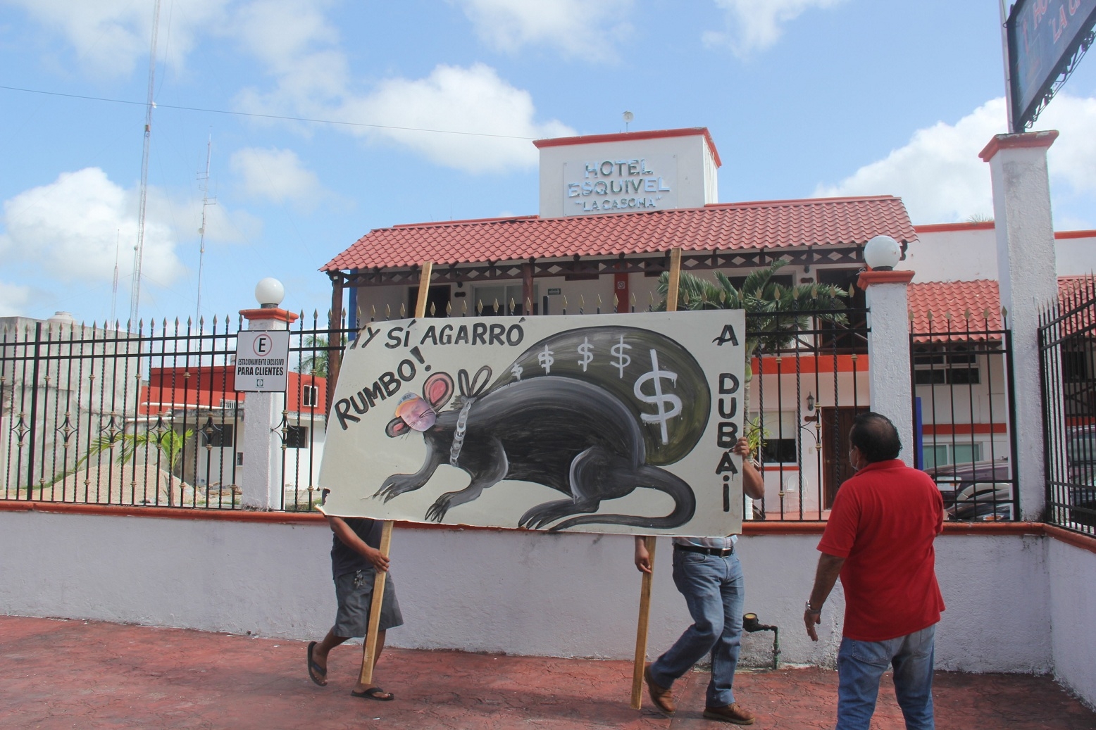 Los empleados municipales colocaron por unos minutos el cartel donde se ve el dibujo dedicado al Alcalde de Carrillo Puerto en su hotel