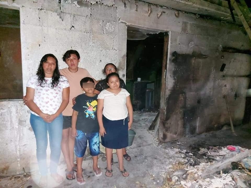 Tras perder su casa en un incendio, usuarios piden ayuda para familia en Chetumal