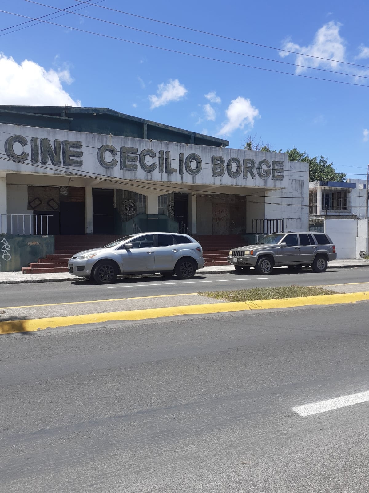 El edificio ya presenta severos daños en techos y paredes sin que Protección Civil haya acordonado el área