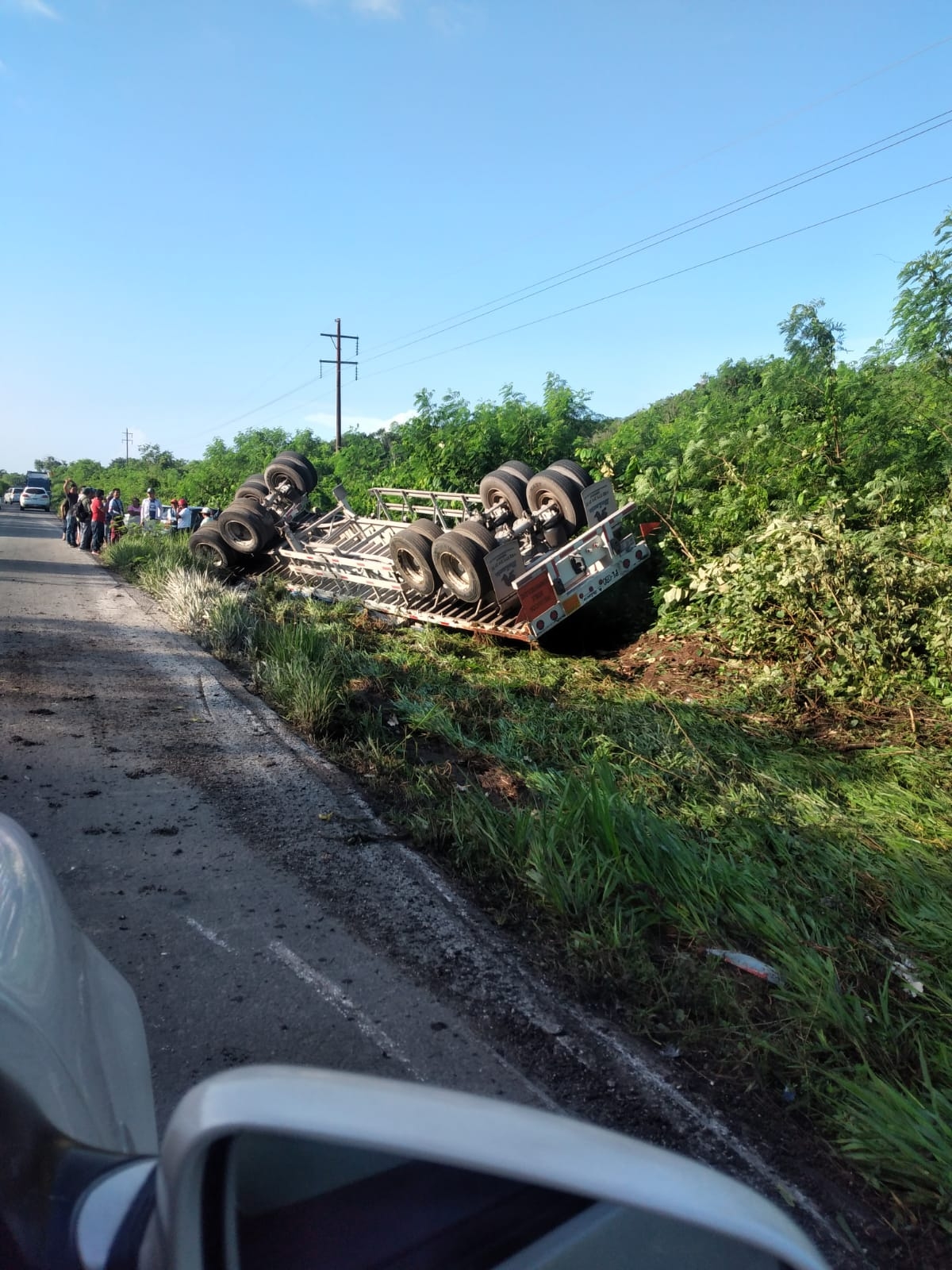 El remolque del tráiler quedó volcado sobre la carretera rumbo a la comunidad de Chunhuhub