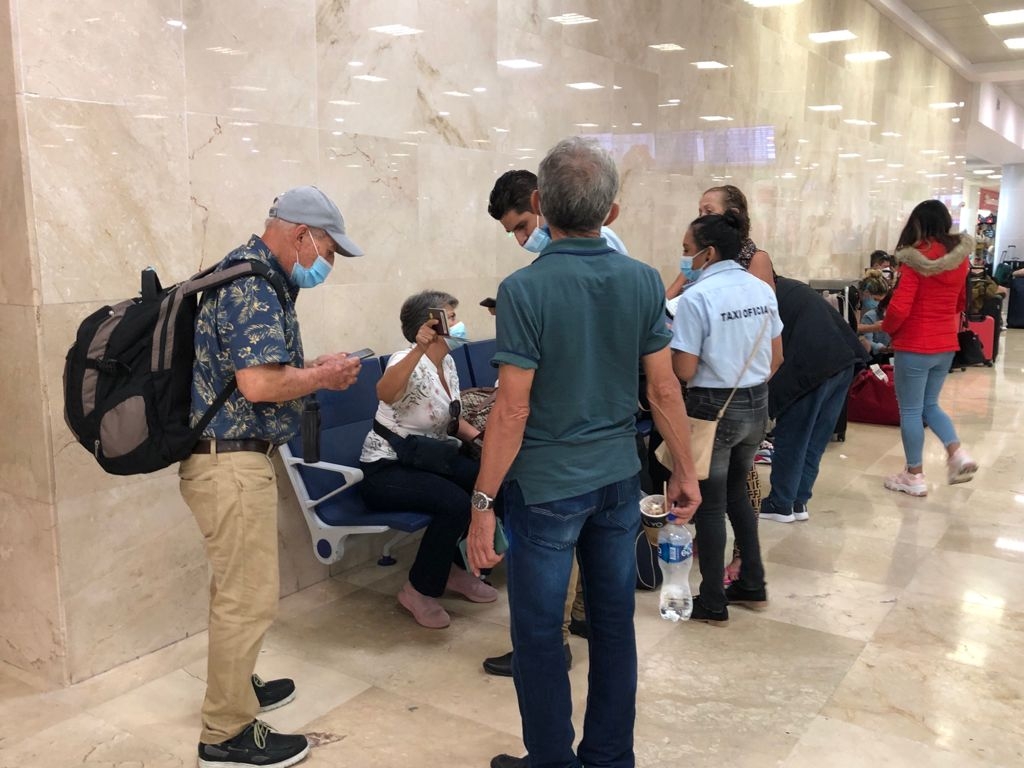 Abuelito colombiano es ignorado por personal del aeropuerto de Cancún