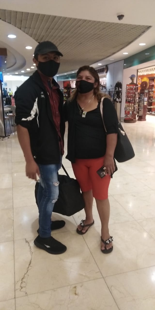 El joven fue recibido en el aeropuerto por su mamá