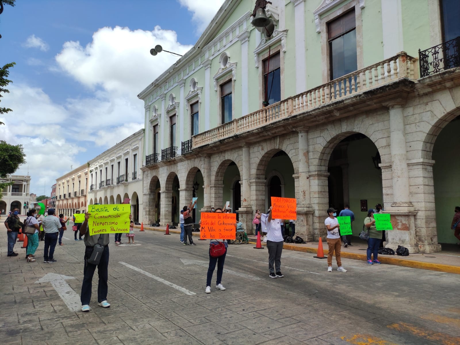 Maestros de Conalep protestan afuera del Palacio de Gobierno en Mérida