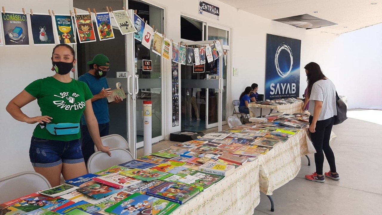 El intercambio de libros se llevó a cabo en el planetario de Playa del Carmen