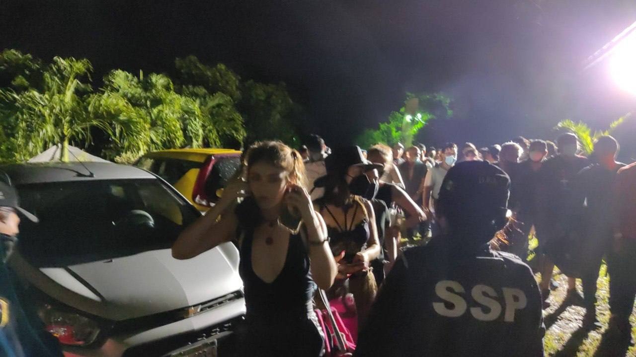 Enm la fiesta clausurada se encontraron al menos a 200 personas, en su mayoría jóvenes