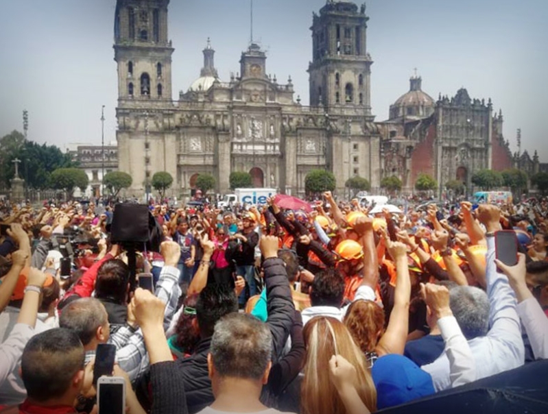 En el Zócalo y desde sus hogares, los mexicanos se unieron en un minuto de silencio y levantando el puño para decir que recordamos a los caídos