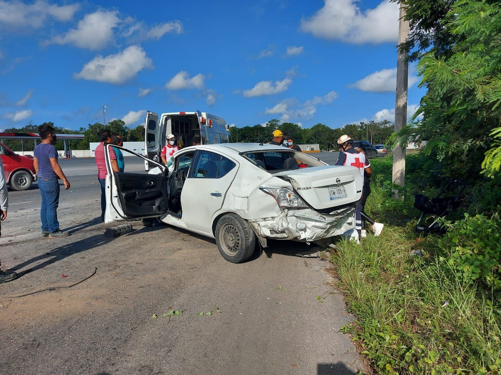 Choque entre un autobús y un auto dejan tres lesionados en la Av. Huayacán de Cancún