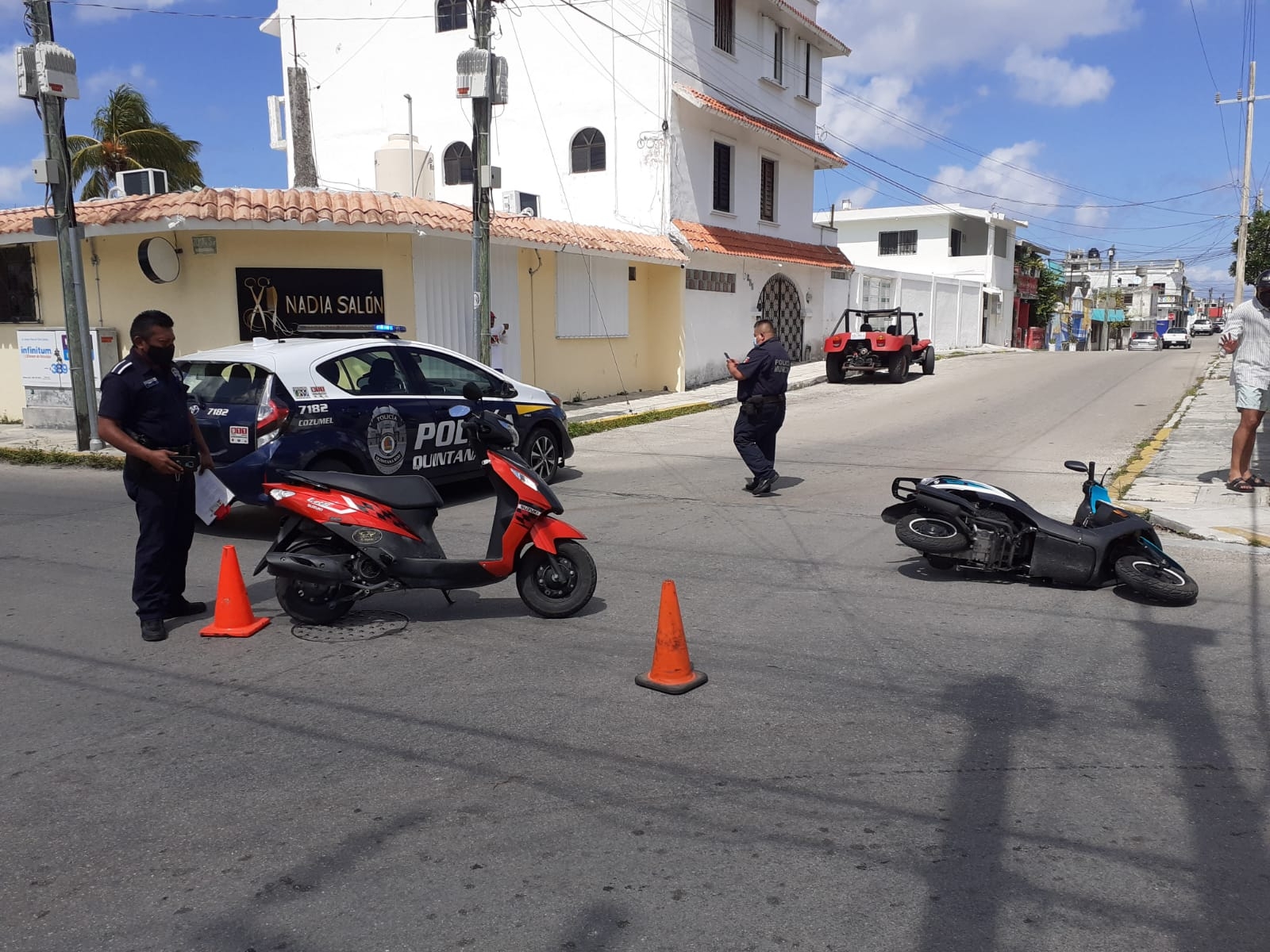 Pareja de turistas chocan su moto contra otro motociclista en Cozumel